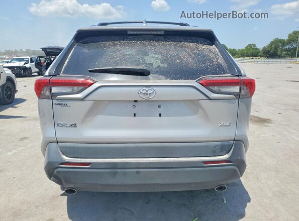 2T3C1RFV0MC090061 2021 TOYOTA RAV4 Серебряный Вид сзади