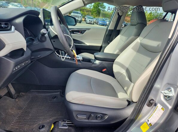 2T3C1RFV0PC228315 2023 TOYOTA RAV4 Silver Вид салону спереду