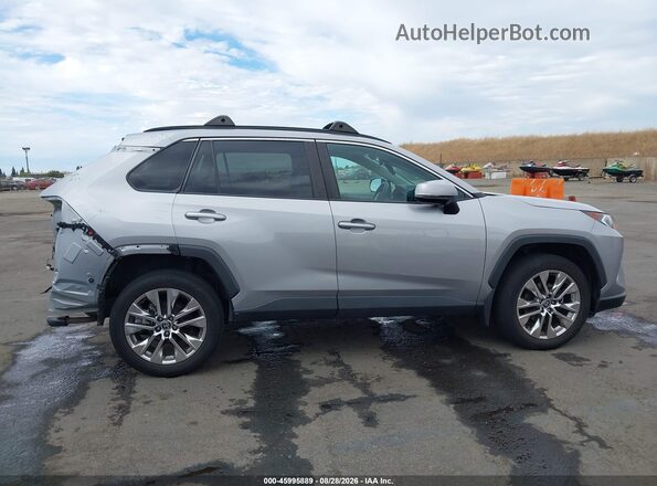 2T3C1RFV1MC137968 2021 TOYOTA RAV4 Silver Widok wnętrza z tyłu