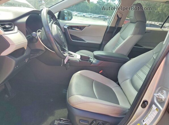 2T3C1RFV2LC053446 2020 TOYOTA RAV4 Silver Widok wnętrza z przodu