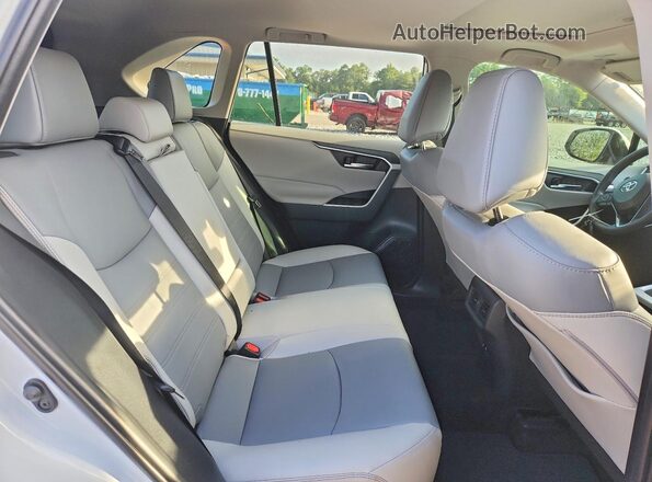 2T3C1RFV4KW050562 2019 TOYOTA RAV4 White Rear interior view