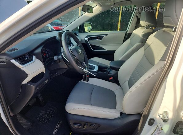 2T3C1RFV4KW050562 2019 TOYOTA RAV4 White Front interior view