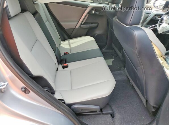 2T3DFREV1HW580214 2017 TOYOTA RAV4 Silver Widok wnętrza z tyłu