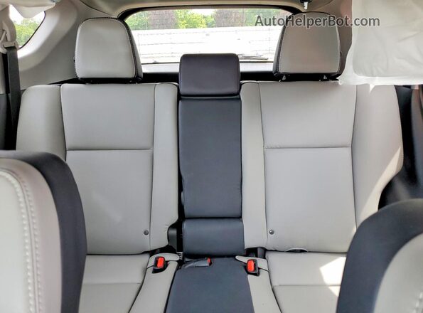 2T3DFREV1HW580214 2017 TOYOTA RAV4 Silver Widok tylnych siedzeń