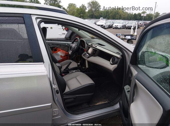 2T3DFREV3HW614752 2017 TOYOTA RAV4 Silver Widok wnętrza z przodu