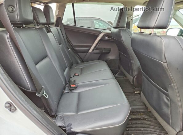 2T3DFREV5JW754081 2018 TOYOTA RAV4 White Widok tylnych siedzeń