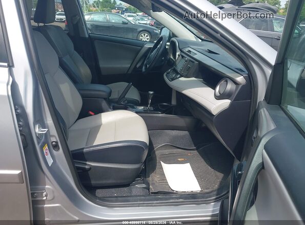 2T3DFREV9HW687642 2017 TOYOTA RAV4 Silver Вид салону спереду