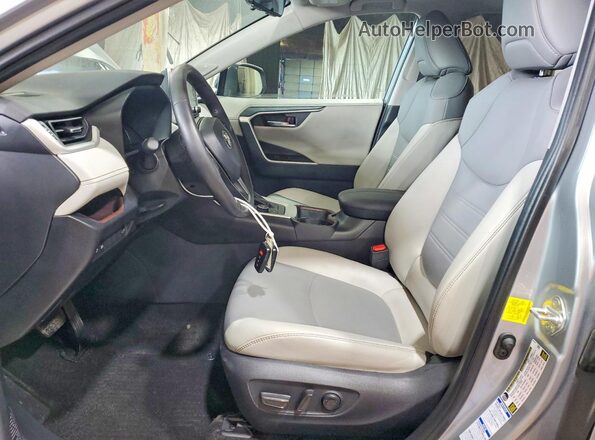 2T3DWRFV8KW028280 2019 TOYOTA RAV4 Серебряный Вид салона спереди
