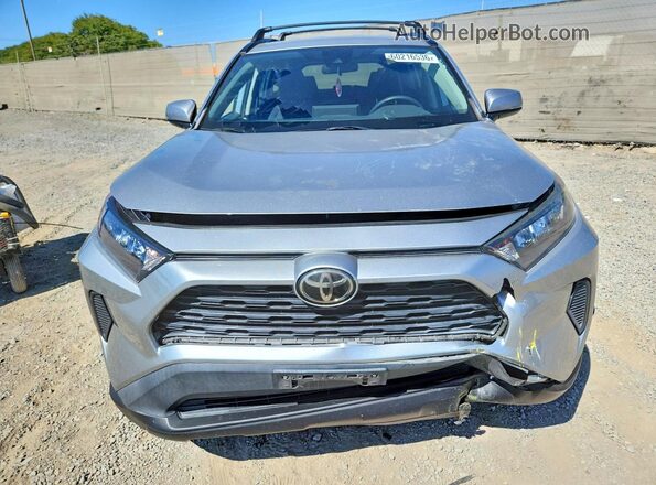 2T3K1RFV6KW006106 2019 TOYOTA RAV4 Silver Widok z przodu
