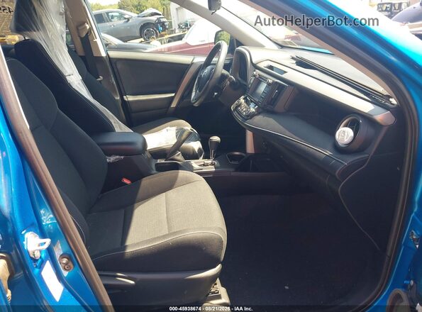 2T3RFREV1HW679721 2017 TOYOTA RAV4 Синий Вид салона спереди