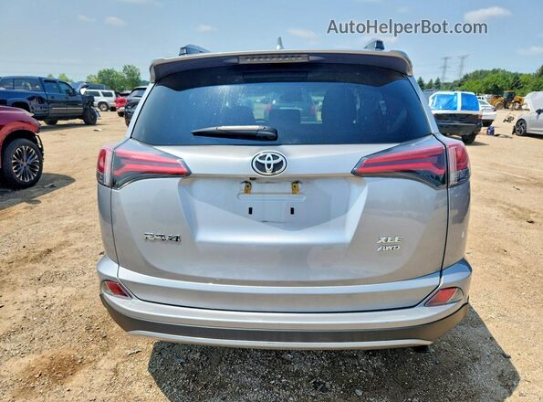 2T3RFREV2JW704955 2018 TOYOTA RAV4 Silver Widok z tyłu