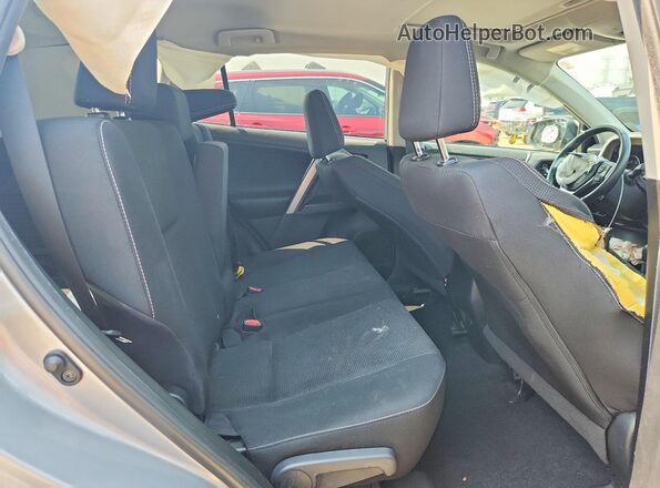 2T3RFREV2JW704955 2018 TOYOTA RAV4 Silver Widok tylnych siedzeń
