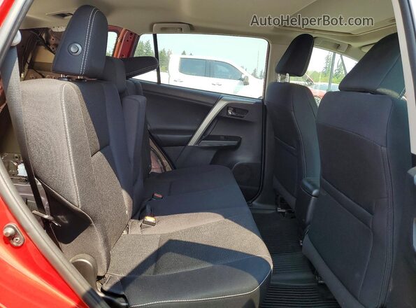 2T3RFREV3HW674763 2017 TOYOTA RAV4 Red Widok wnętrza z tyłu