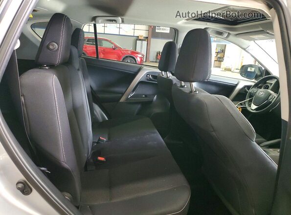 2T3RFREV3JW796397 2018 TOYOTA RAV4 Silver Vista interior trasera