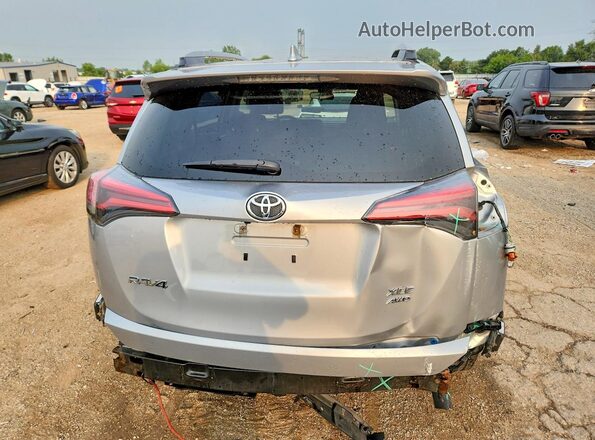 2T3RFREV5JW839136 2018 TOYOTA RAV4 Silver Widok z tyłu