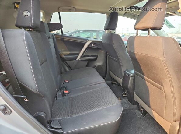 2T3RFREV5JW839136 2018 TOYOTA RAV4 Silver Widok tylnych siedzeń