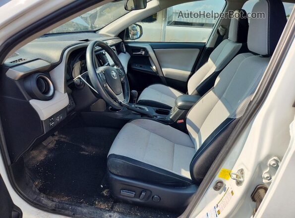 2T3RFREV8JW847246 2018 TOYOTA RAV4 White წინა სალონის ხედი