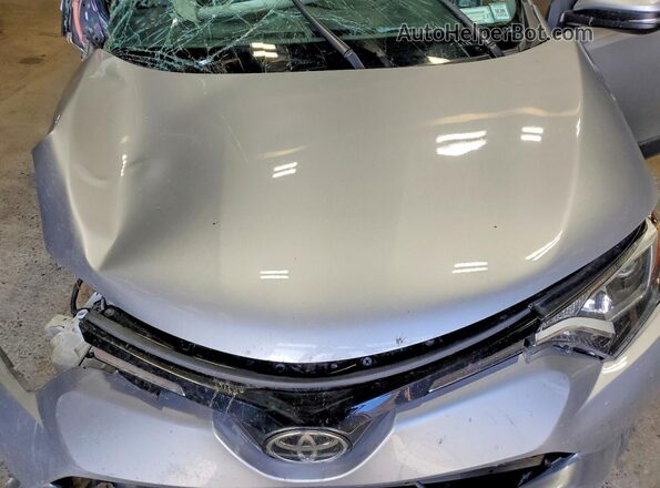 2T3RFREVXJW803524 2018 TOYOTA RAV4 Silver Vista interior trasera