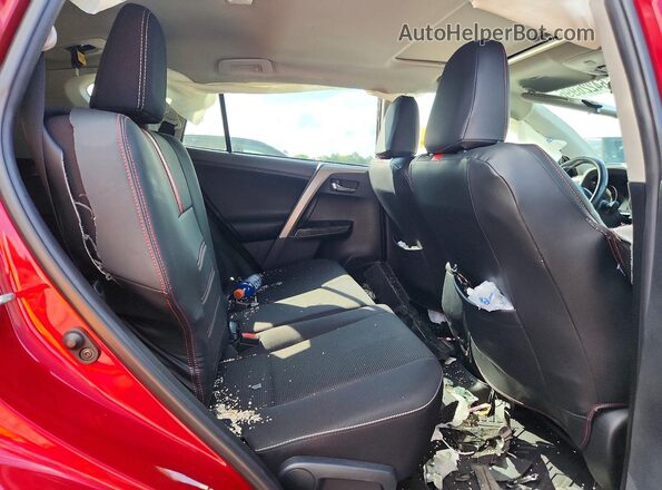 2T3RFREVXJW835972 2018 TOYOTA RAV4 Red Вид задньої частини салону