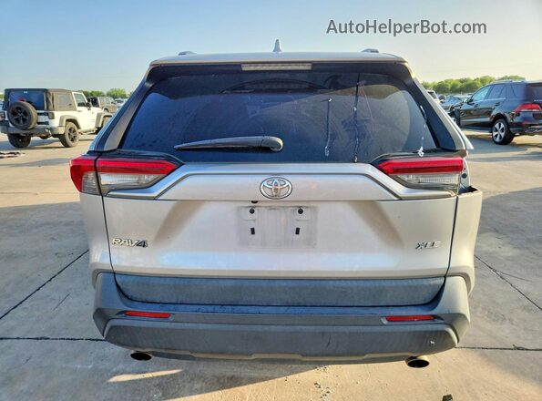 2T3W1RFV0KW018317 2019 TOYOTA RAV4 Серебряный Вид сзади