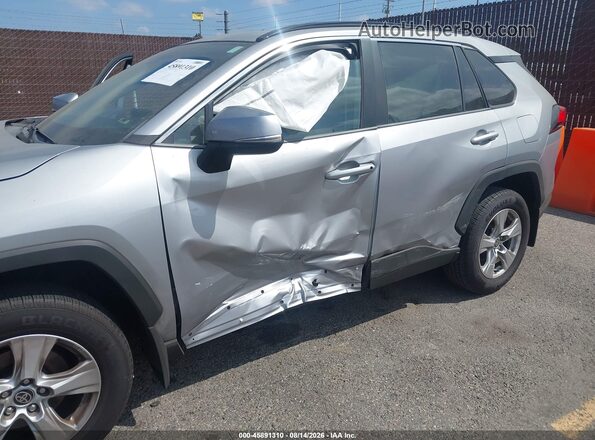2T3W1RFV0MC112038 2021 TOYOTA RAV4 Silver Widok z przodu