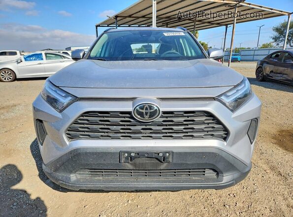 2T3W1RFV0RC266742 2024 TOYOTA RAV4 Silver Widok z przodu