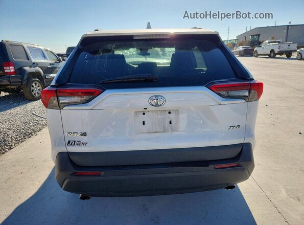 2T3W1RFV3MC162562 2021 TOYOTA RAV4 White Widok z tyłu