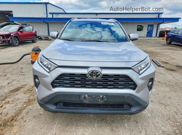 2T3W1RFV6MC143116 2021 TOYOTA RAV4 Silver Widok z przodu