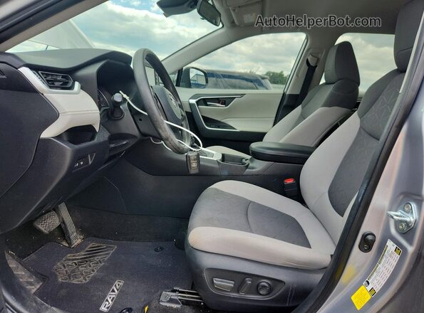 2T3W1RFV6MC143116 2021 TOYOTA RAV4 Silver Widok wnętrza z przodu
