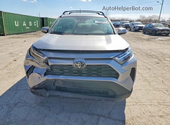2T3W1RFV7PC238935 2023 TOYOTA RAV4 Silver Widok z przodu