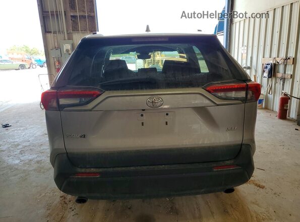 2T3W1RFV9MC168947 2021 TOYOTA RAV4 Silver Հետևի տեսք