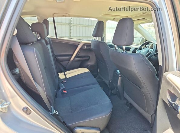 2T3WFREV2HW398174 2017 TOYOTA RAV4 Silver Widok wnętrza z tyłu