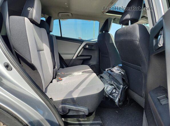 2T3WFREV5HW331181 2017 TOYOTA RAV4 Silver Widok tylnych siedzeń