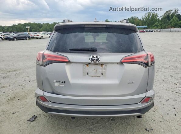 2T3WFREV7JW433216 2018 TOYOTA RAV4 Серебряный Вид сзади