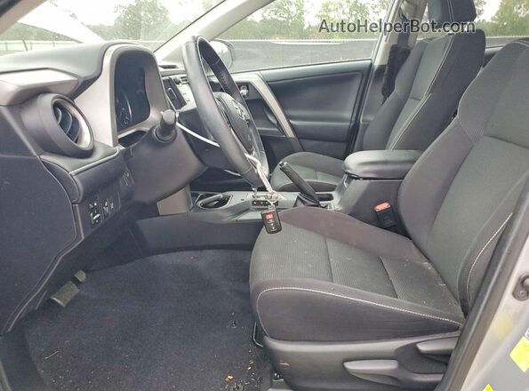 2T3WFREV7JW433216 2018 TOYOTA RAV4 Серебряный Вид салона спереди