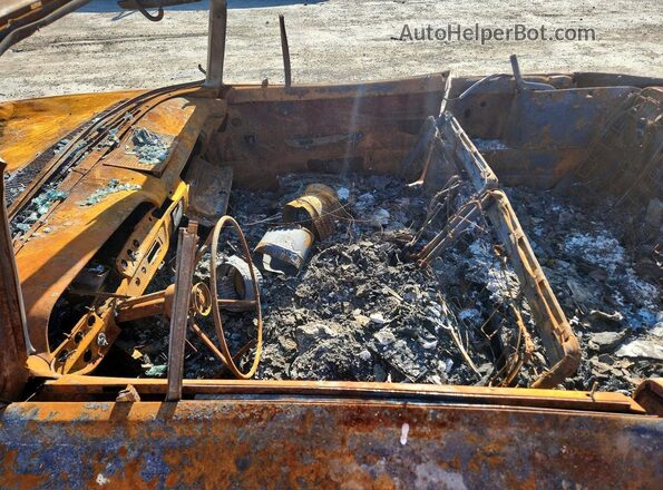 2Y85Z106681 1962 FORD THUNDRBIRD Пожар Вид салона спереди