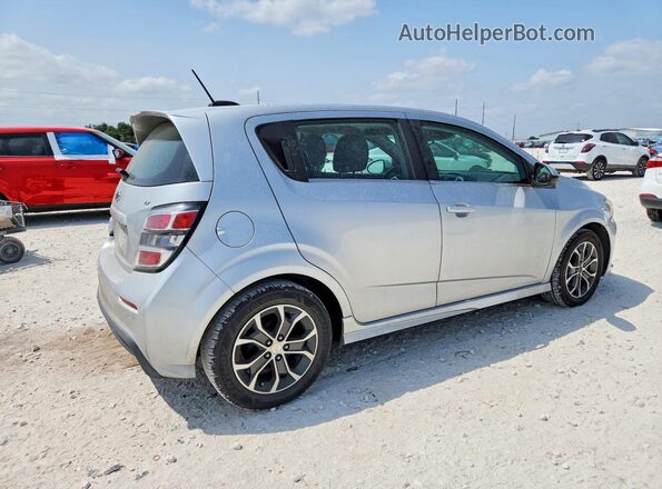 1G1JD6SH6J4129572 2018 CHEVROLET SONIC Серебряный Передняя правая четверть