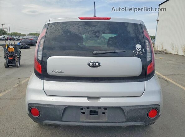 KNDJN2A2XJ7582425 2018 KIA SOUL Silver Vista interior delantera