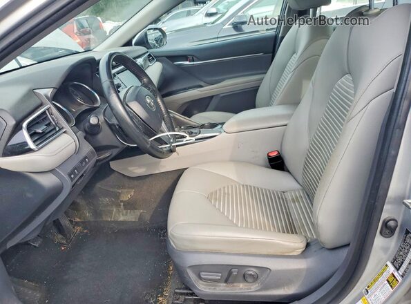 4T1B11HK3JU132371 2018 TOYOTA CAMRY Silver წინა პანელის ხედი