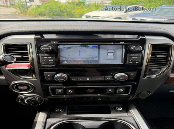 1N6BA1F41HN519978 2017 NISSAN TITAN White Widok wnętrza z przodu