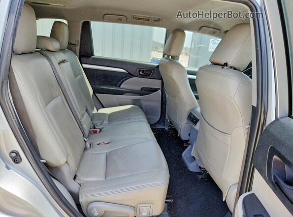 5TDZARFH7KS054577 2019 TOYOTA HIGHLANDER Silver Rear interior view