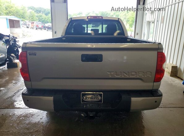 5TFBY5F13JX693668 2018 TOYOTA TUNDRA Silver Vista interior delantera