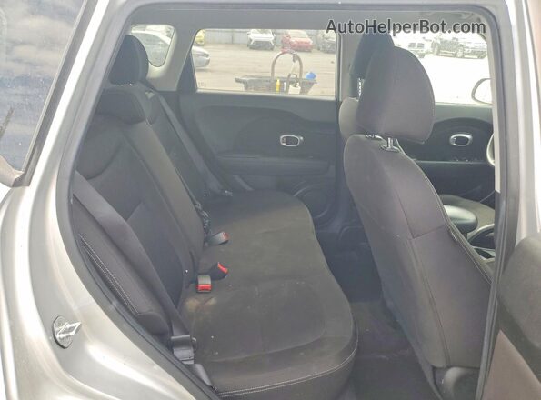 KNDJN2A2XJ7582425 2018 KIA SOUL Silver Vista interior trasera