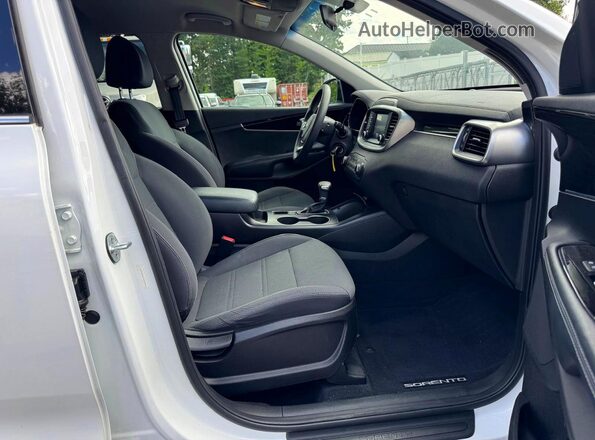 5XYPGDA31KG450666 2019 KIA SORENTO White Widok wnętrza z tyłu