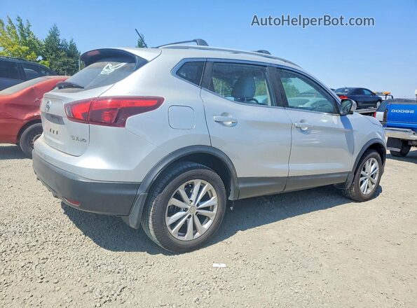 JN1BJ1CR2JW205696 2018 NISSAN ROGUE Серебряный Передняя правая четверть