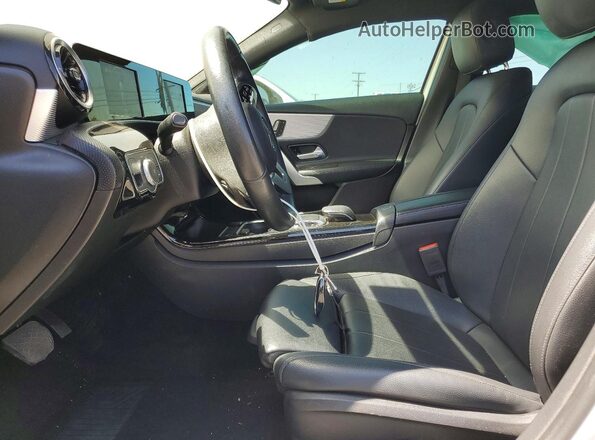 W1K3G4EB5LW043525 2020 MERCEDES-BENZ A White Widok deski rozdzielczej