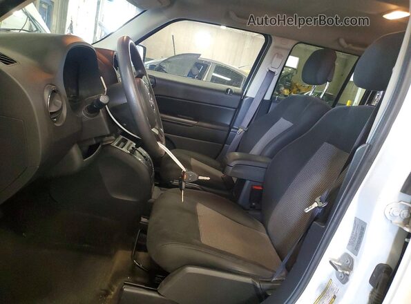 1C4NJPBA2HD140525 2017 JEEP PATRIOT White Widok deski rozdzielczej