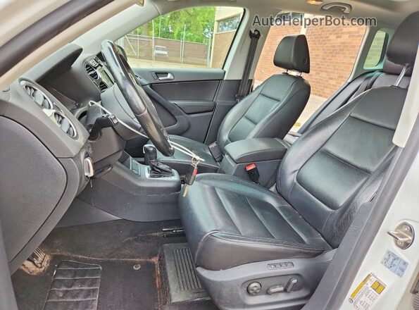 WVGBV7AX9GW591737 2016 VOLKSWAGEN TIGUAN Белый Вид панели приборов