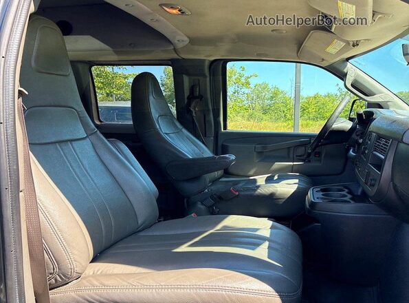 1GAWGEFF0H1252716 2017 CHEVROLET EXPRESS Gray Вид спереду