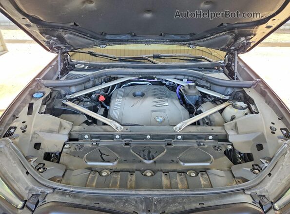 5UX33EX03R9S90779 2024 BMW X6 Black VIN კოდის სტიკერის ხედი
